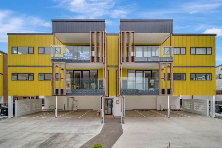 Photo of property in 2/7g Newelm Lane, Flat Bush, Auckland, 2019