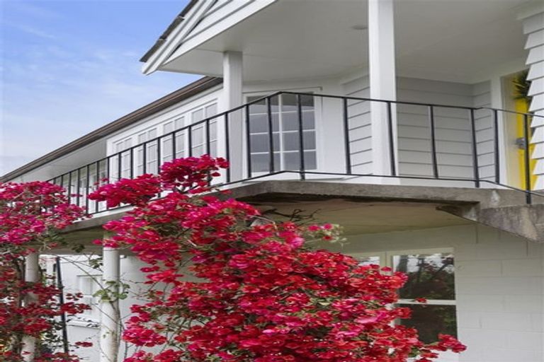 Photo of property in 5 Page Point, Mellons Bay, Auckland, 2014