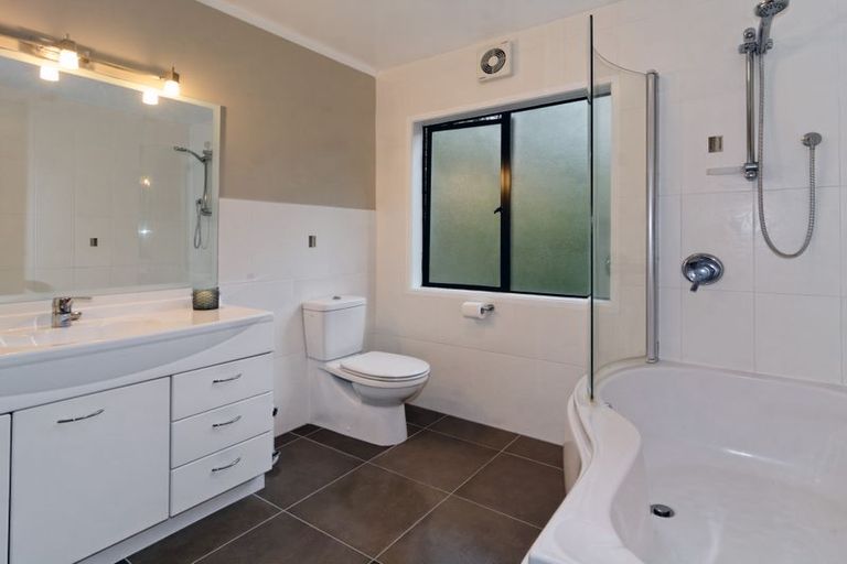 Photo of property in 8a Woodfern Crescent, Titirangi, Auckland, 0604