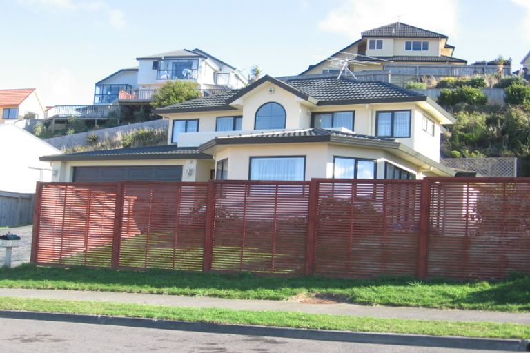 Photo of property in 27 Derry Hill, Churton Park, Wellington, 6037