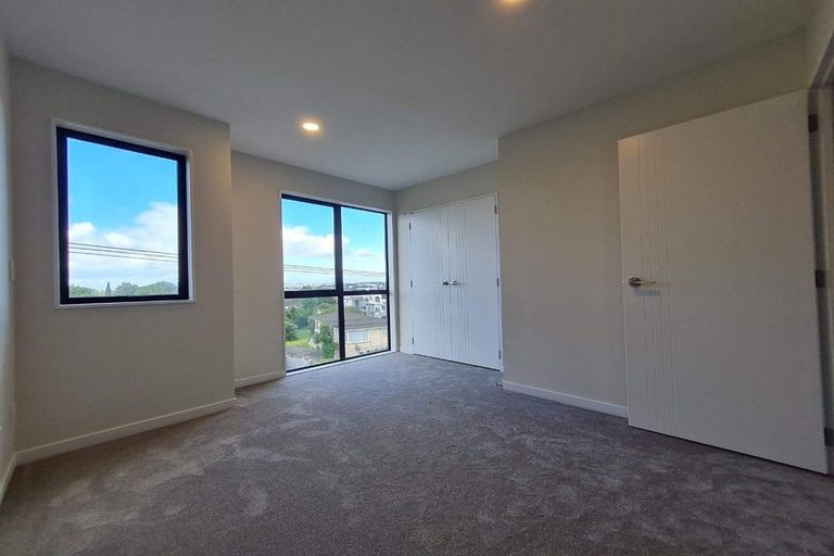 Photo of property in 5/200 Sunnynook Road, Totara Vale, Auckland, 0627