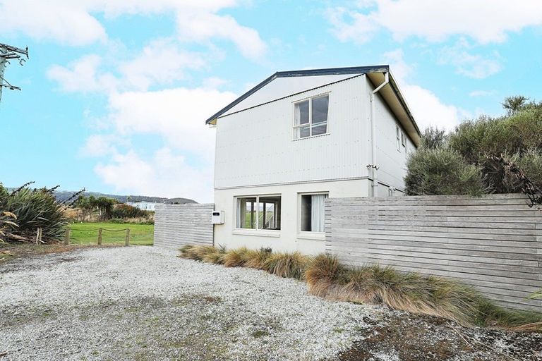 Photo of property in 491 Waikawa-curio Bay Road, Curio Bay, Tokanui, 9884