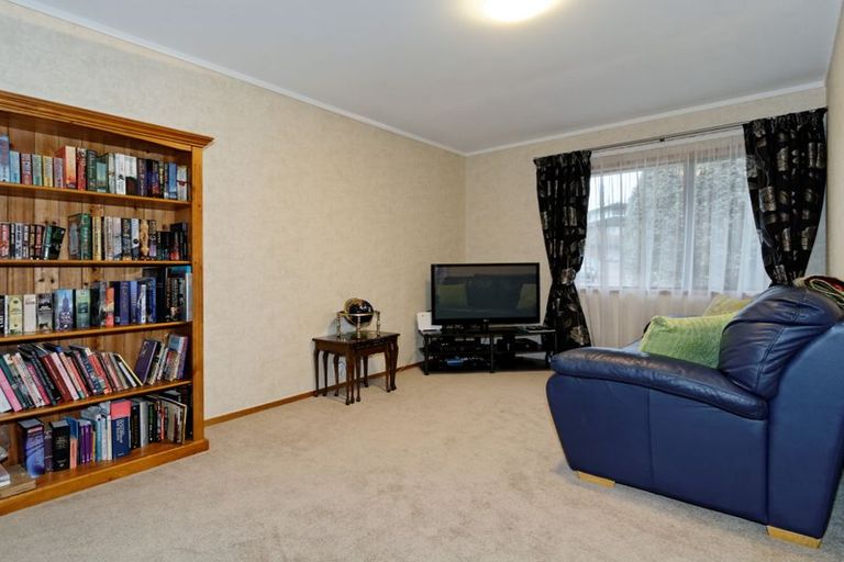 Photo of property in 8a Woodfern Crescent, Titirangi, Auckland, 0604