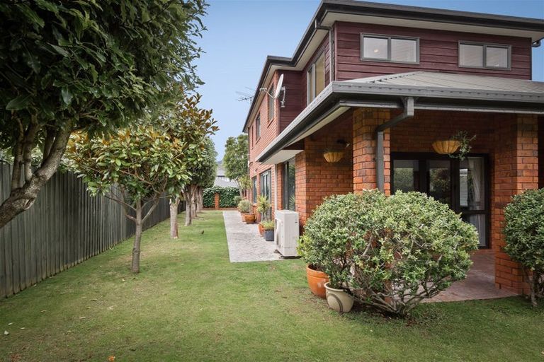 Photo of property in 1 Wendy Place, Heathcote Valley, Christchurch, 8022
