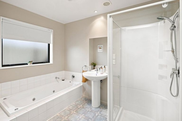 Photo of property in 8 Gwen Place, Redwood, Christchurch, 8051