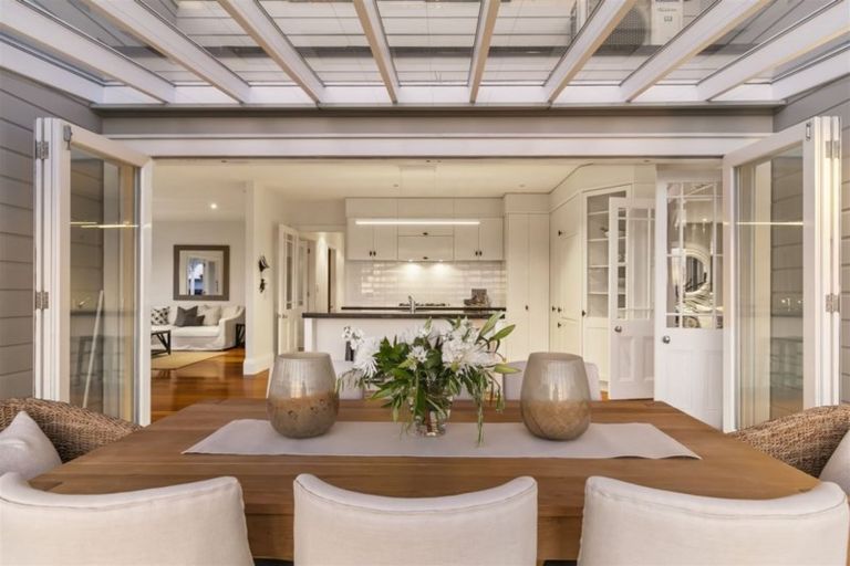 Photo of property in 2 Brassey Road, Birkenhead, Auckland, 0626