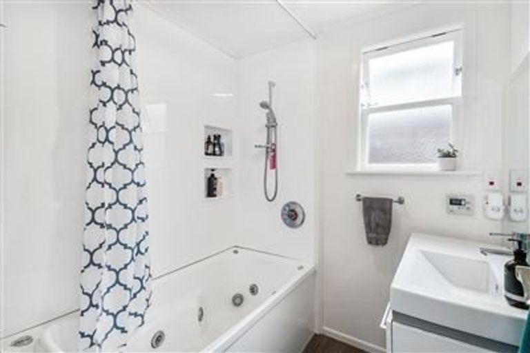 Photo of property in 19 Black Rock Road, Newlands, Wellington, 6037