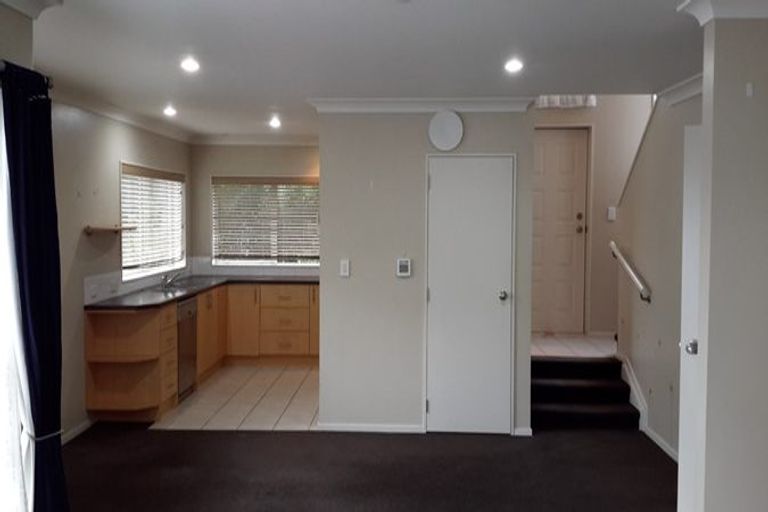 Photo of property in 2/390 Glenfield Road, Glenfield, Auckland, 0629