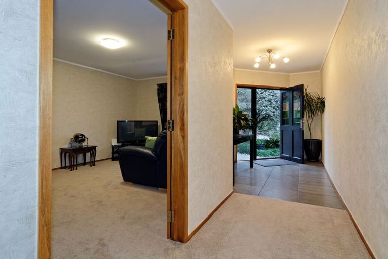 Photo of property in 8a Woodfern Crescent, Titirangi, Auckland, 0604
