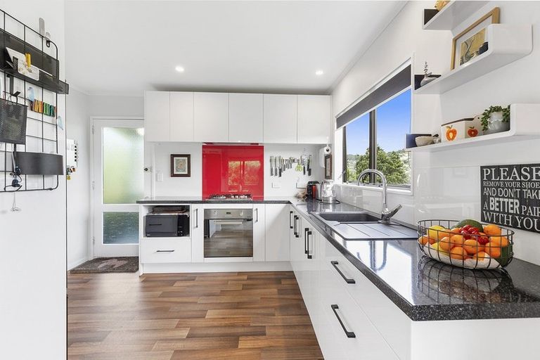 Photo of property in 6 Sasanqua Way, Crofton Downs, Wellington, 6035