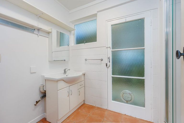 Photo of property in 1/4 Acacia Road, Torbay, Auckland, 0632