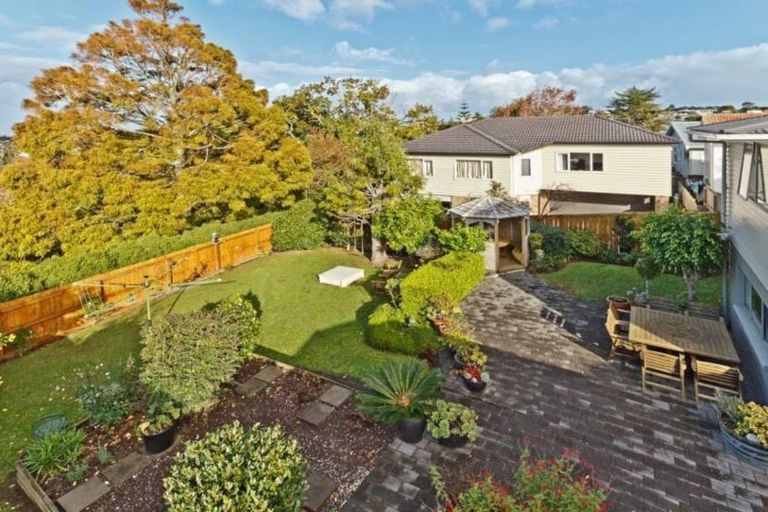 Photo of property in 65 Pupuke Road, Birkenhead, Auckland, 0627