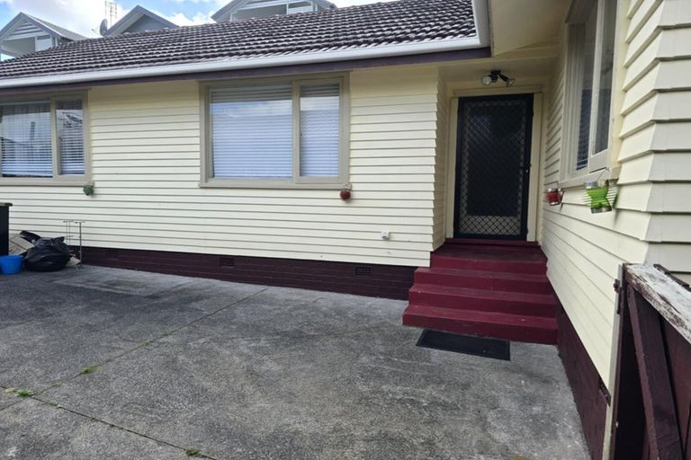 Photo of property in 17 Pomaria Road, Henderson, Auckland, 0610