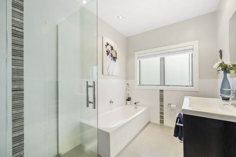 Photo of property in 1/36 Browns Bay Road, Rothesay Bay, Auckland, 0630