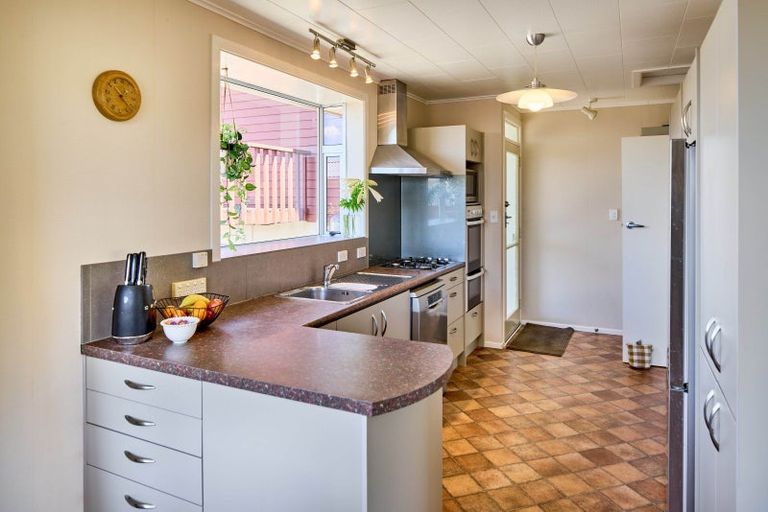 Photo of property in 22 Reese Jones Grove, Maungaraki, Lower Hutt, 5010