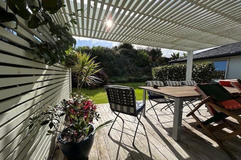 Photo of property in 24 Laly Haddon Place, Matakana, 0985