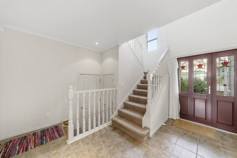 Photo of property in 9 Bennett Grove, Newlands, Wellington, 6037