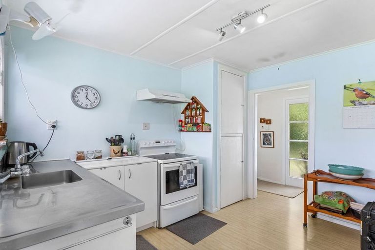 Photo of property in 70 Buscomb Avenue, Henderson, Auckland, 0610