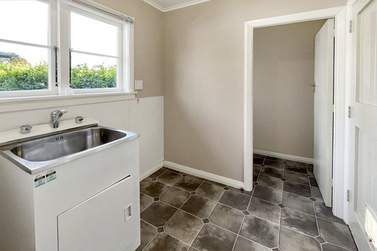 Photo of property in 17 Rewa Street, Takaro, Palmerston North, 4412