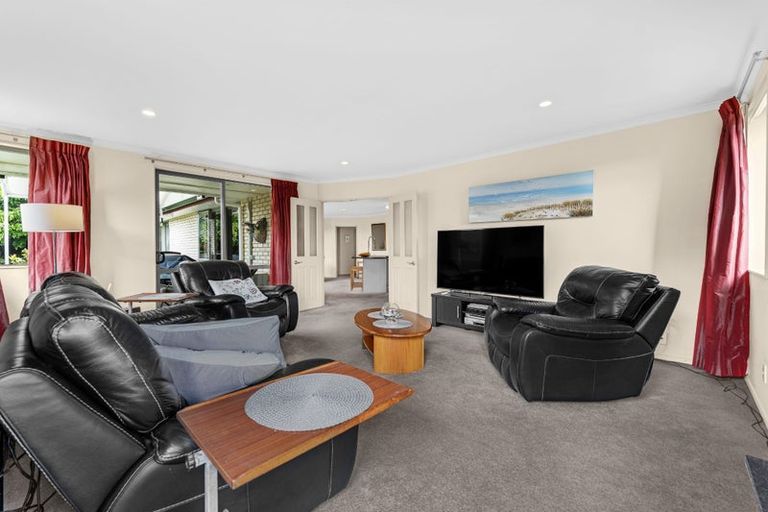 Photo of property in 4 Fairford Avenue, Henderson, Auckland, 0612