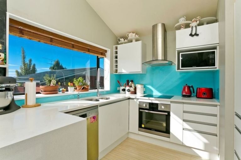 Photo of property in 10/76 Target Road, Totara Vale, Auckland, 0629