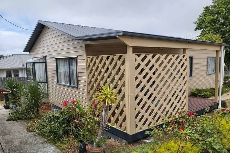 Photo of property in 6 Rickards Place, New Lynn, Auckland, 0600