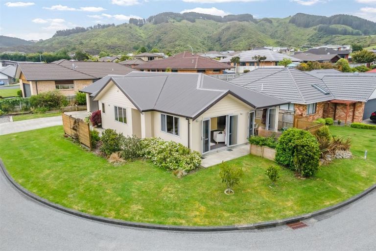 Photo of property in 16 Mcewen Crescent, Riverstone Terraces, Upper Hutt, 5018