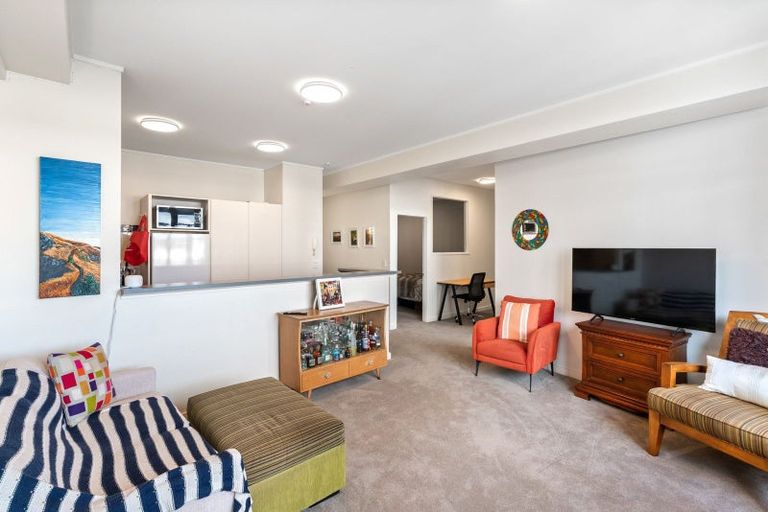 Photo of property in 17 Kent Terrace - Kent Apartments, 5c/16 Kent Terrace, Mount Victoria, Wellington, 6011