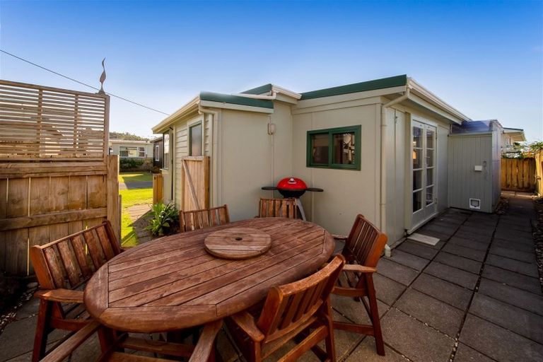 Photo of property in 59 Fifth Avenue, Urenui, 4377