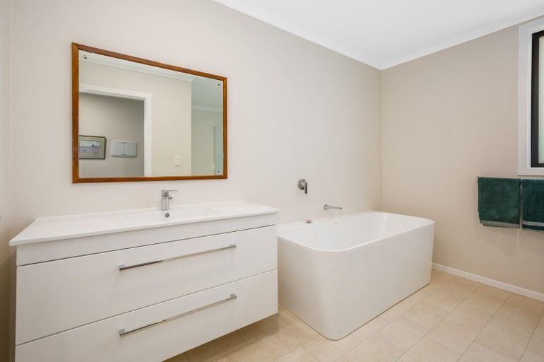 Photo of property in 86 Mana Esplanade, Paremata, Porirua, 5026