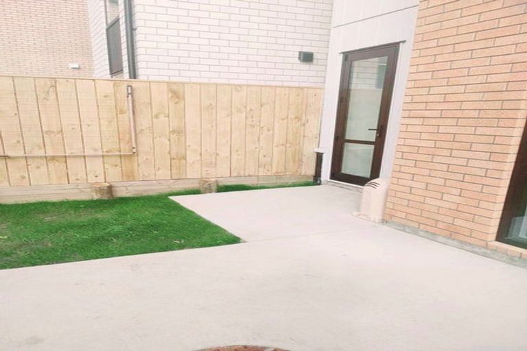 Photo of property in 14 Papai Lane, Massey, Auckland, 0614