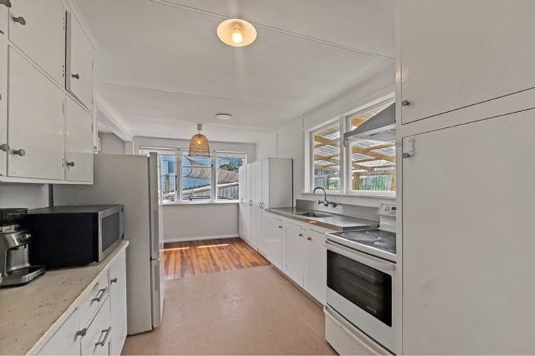 Photo of property in 17 Davidson Crescent, Tawa, Wellington, 5028