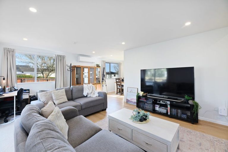 Photo of property in 3 St Margaret Place, West Harbour, Auckland, 0618
