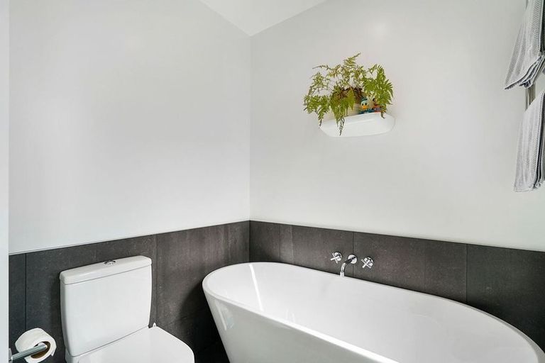 Photo of property in 24 Motuora Road, Manly, Whangaparaoa, 0930