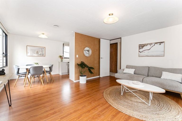 Photo of property in 2/28 Exeter Place, Unsworth Heights, Auckland, 0632