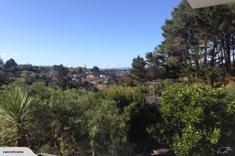 Photo of property in 2/16 Malters Place, Browns Bay, Auckland, 0630