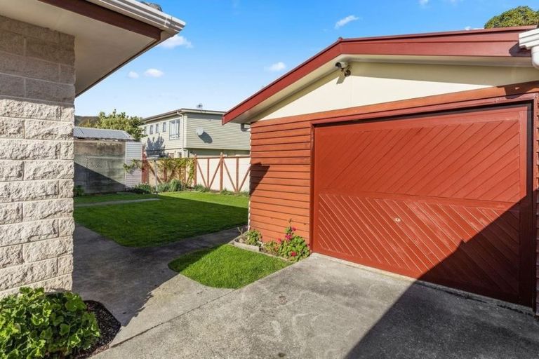 Photo of property in 47a Whites Line West, Woburn, Lower Hutt, 5010