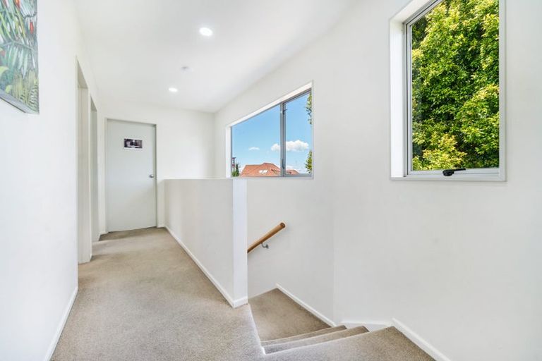 Photo of property in 1a Highgrove Lane, Totara Vale, Auckland, 0632
