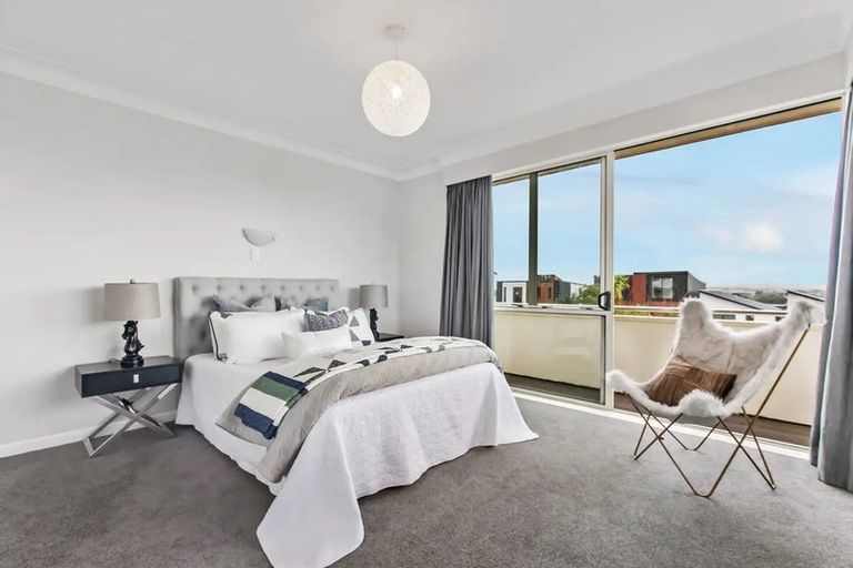 Photo of property in 32 Lewis Road, Pakuranga, Auckland, 2010