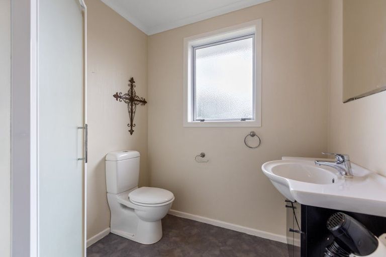 Photo of property in 6 Kauri Street, Merrilands, New Plymouth, 4312