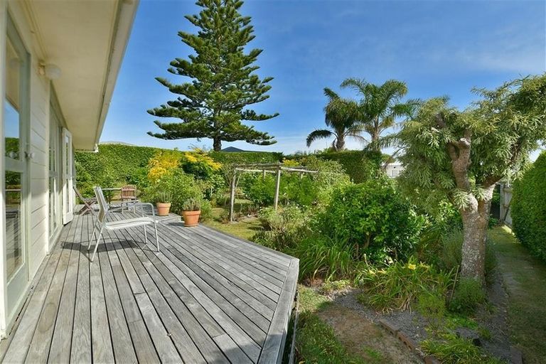 Photo of property in 48 Tindalls Bay Road, Tindalls Beach, Whangaparaoa, 0930