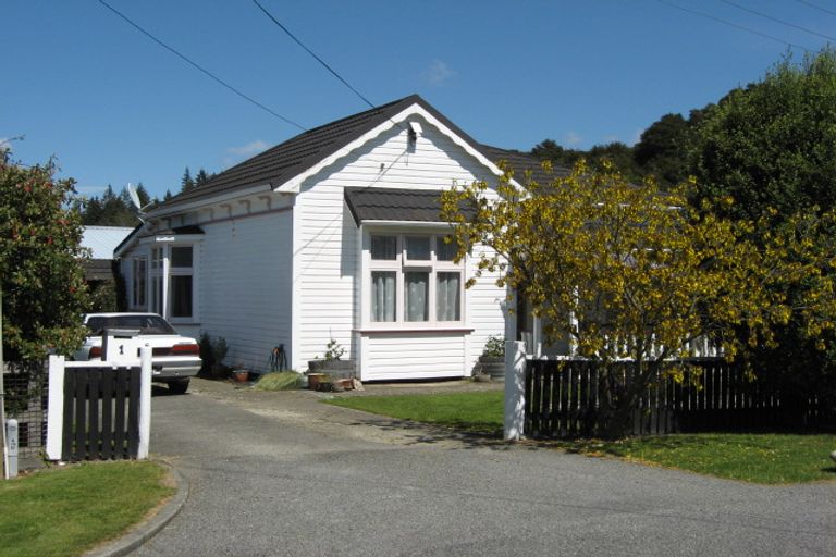 Photo of property in 1 Leicester Street, Picton, 7220