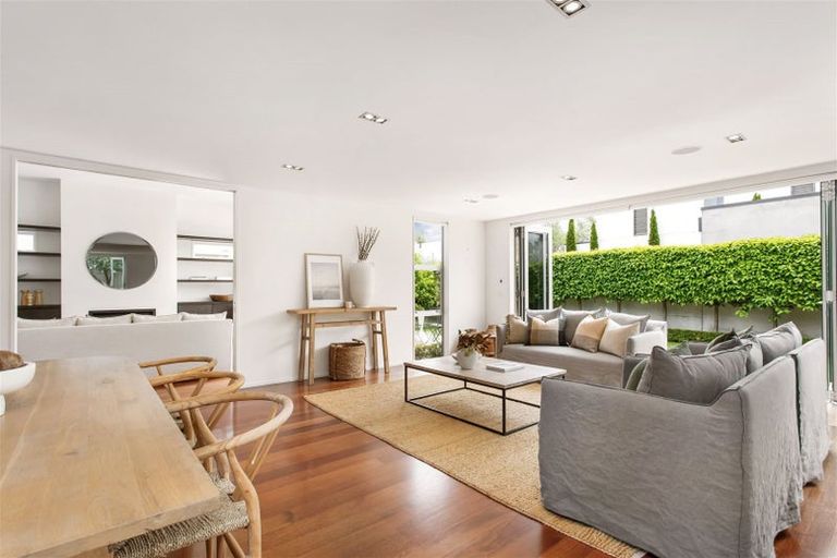 Photo of property in 43 Hawkesbury Avenue, St Albans, Christchurch, 8014