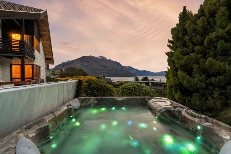 Photo of property in 9 Cypress Court, Kelvin Heights, Queenstown, 9300
