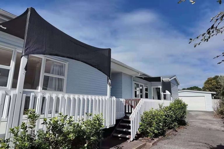 Photo of property in 4 Springbank Lane, Te Atatu Peninsula, Auckland, 0610