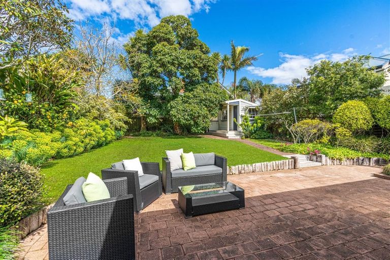 Photo of property in 3 Turnbull Road, Narrow Neck, Auckland, 0624