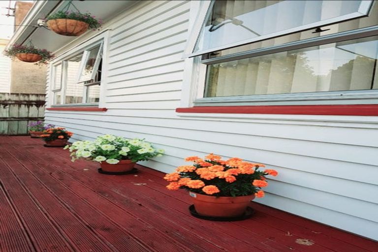 Photo of property in 2/31 Sunnyfield Crescent, Glenfield, Auckland, 0629