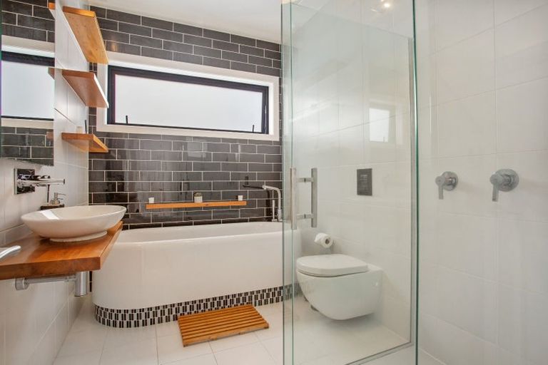 Photo of property in 1f Eversleigh Road, Belmont, Auckland, 0622