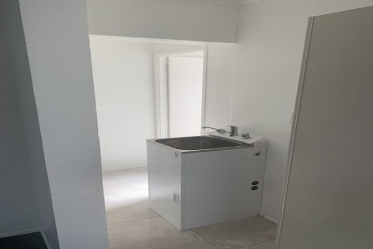 Photo of property in 11 Ian Place, Glendene, Auckland, 0602