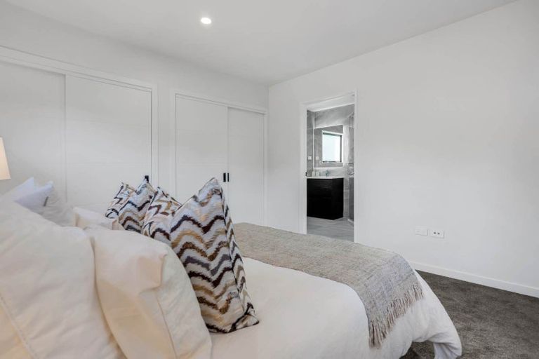 Photo of property in 8b South Lynn Road, Titirangi, Auckland, 0604